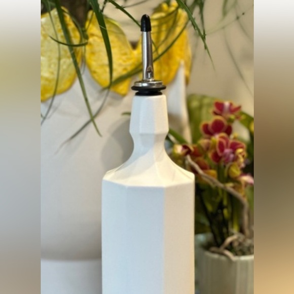 The Bright Angle Porcelain Olive Oil Dispenser - Picture 4 of 5